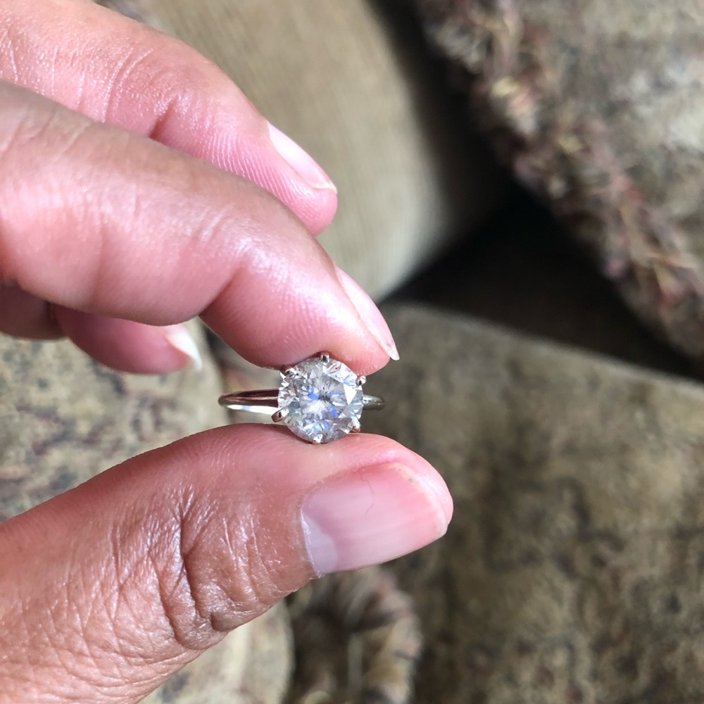 2.01 carat Round Diamond Ring